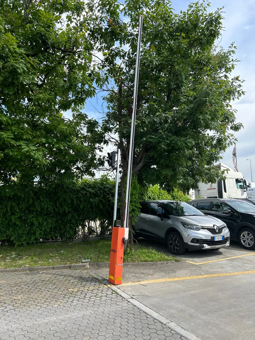 Barriera automatica per il parcheggio di un'azienda