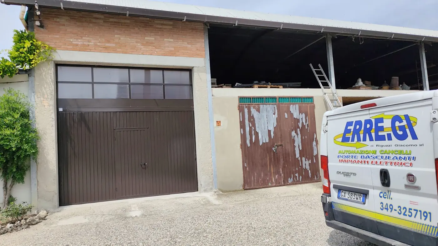 Intervento su porta basculante da garage in provincia di Forlì-Cesena