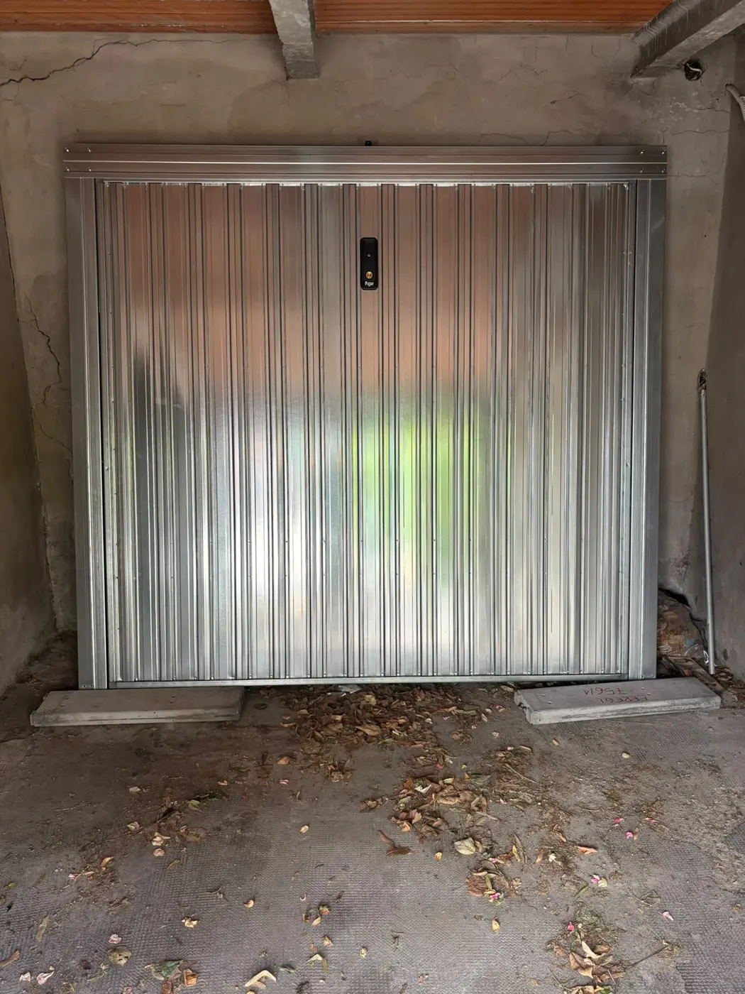 Porta basculante in lamiera da automatizzare