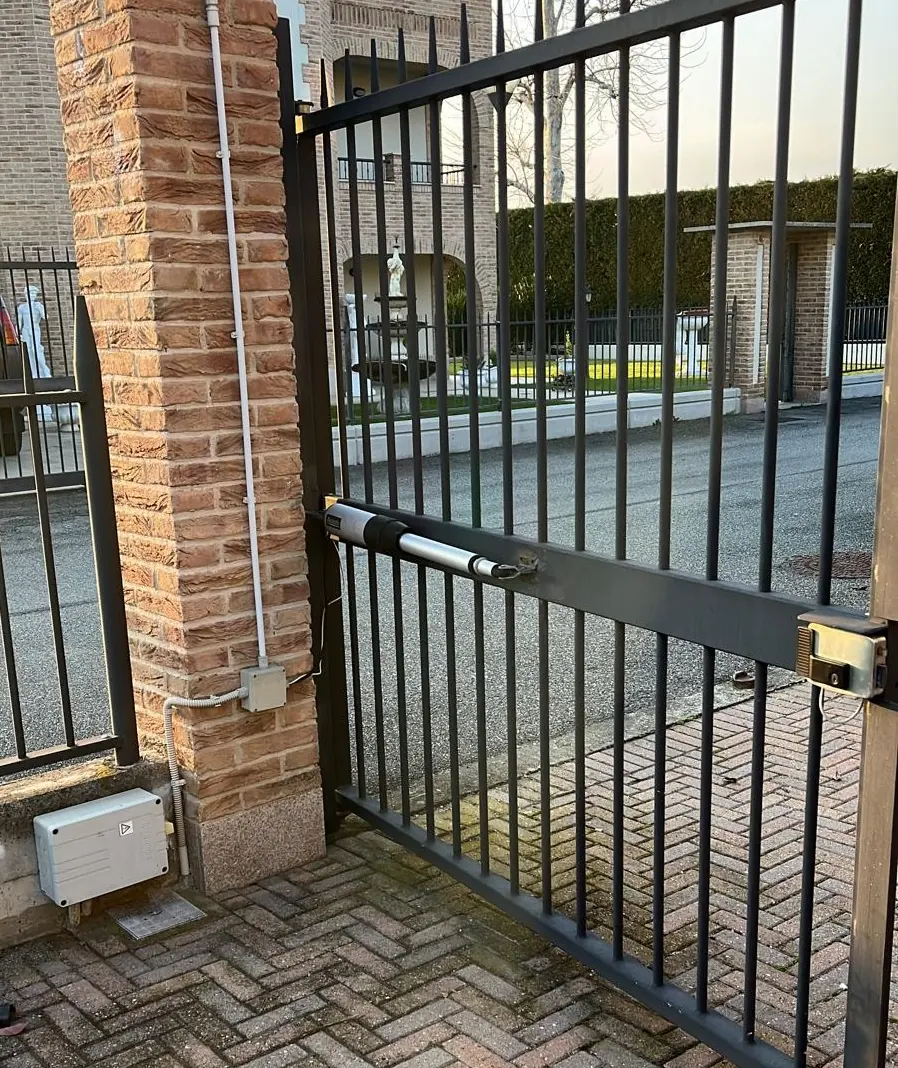 Automazione di un cancello a battente con motore a braccio