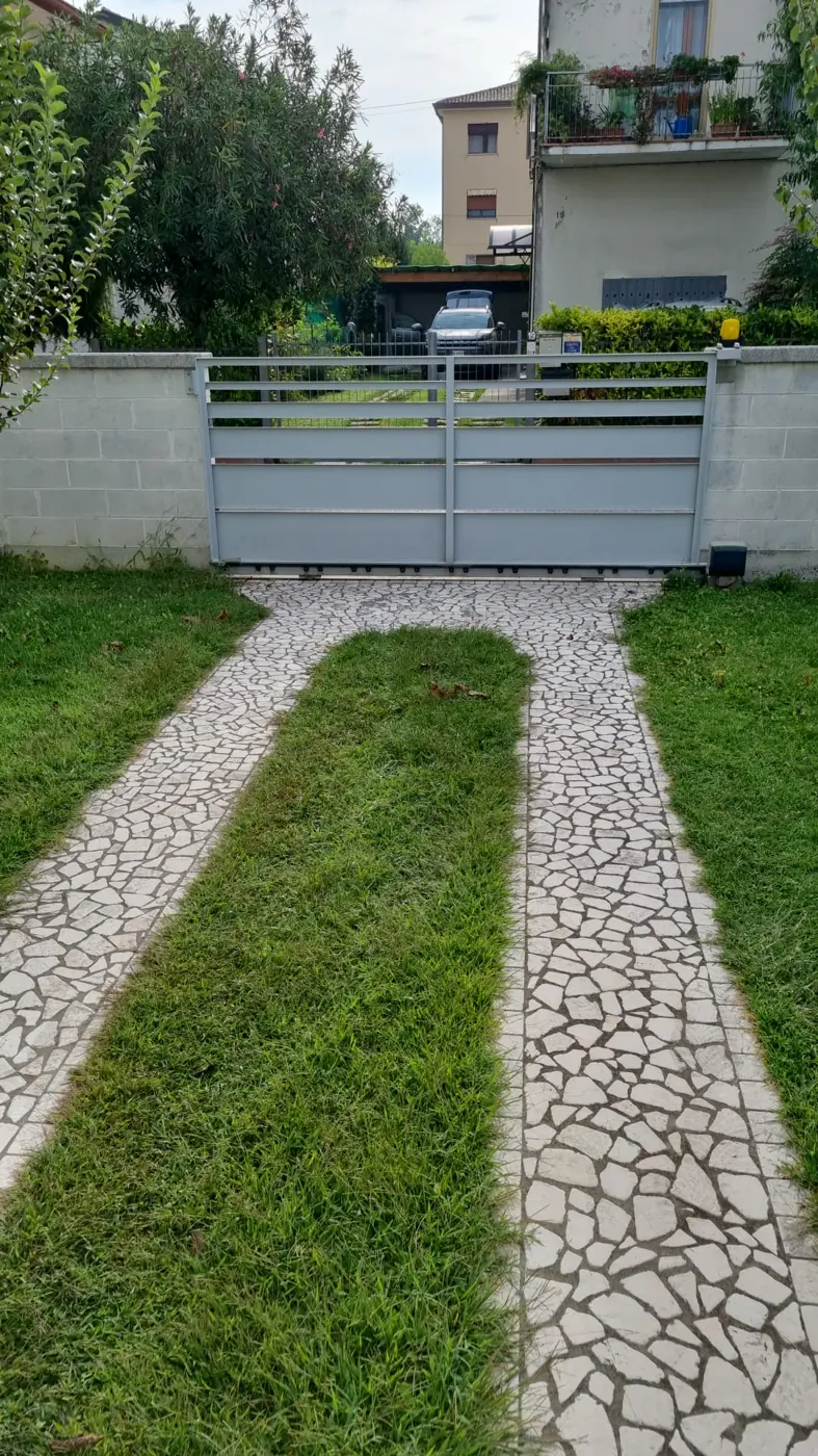 Cancello scorrevole automatico installato in una villa a Forlì