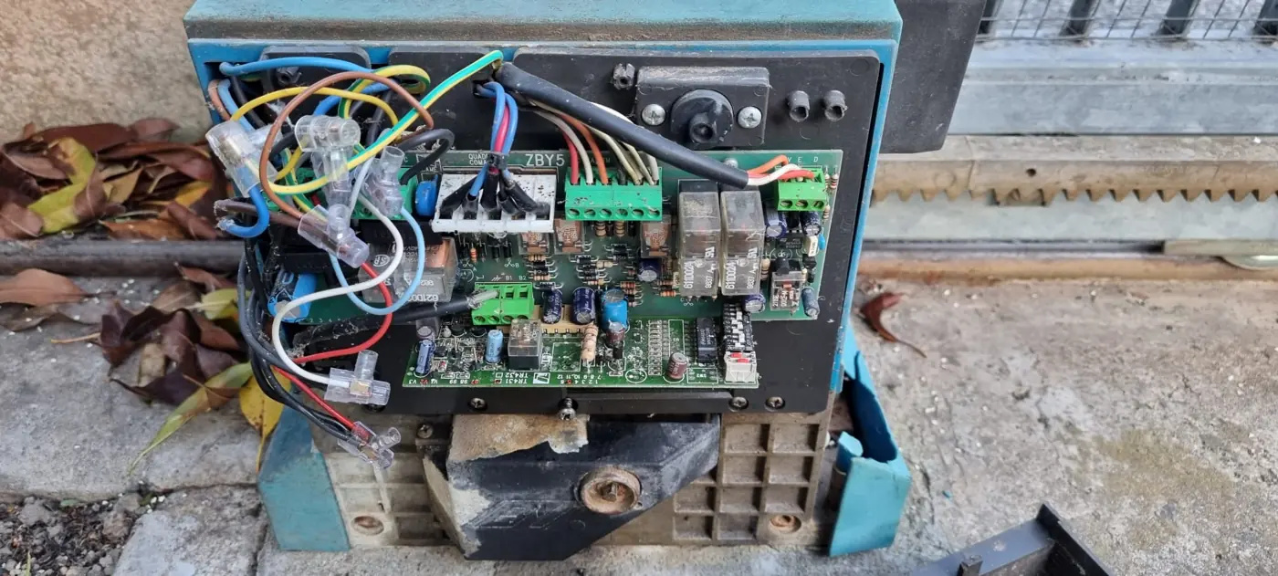 Centralina di un cancello automatico guasta