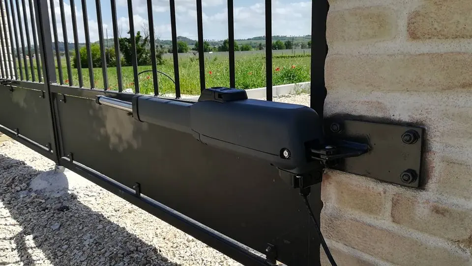 Installazione di un motore per cancello a battente in provincia di Forlì
