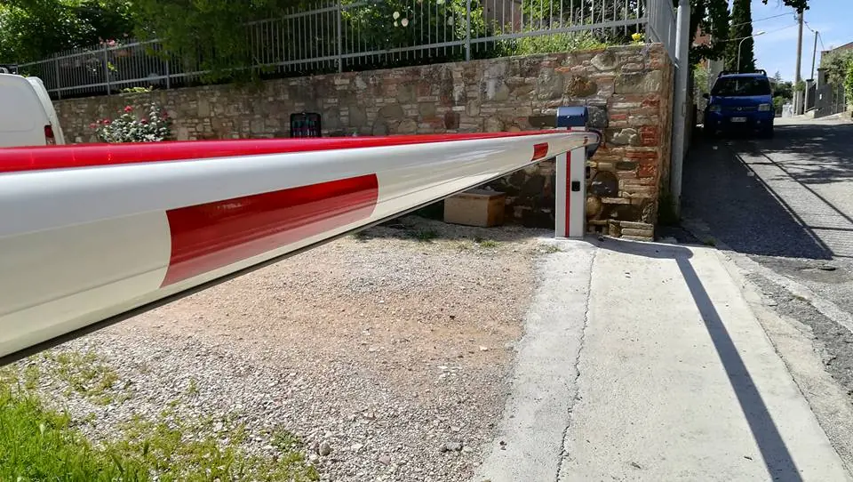 Sbarra automatica installata per un accesso carrabile