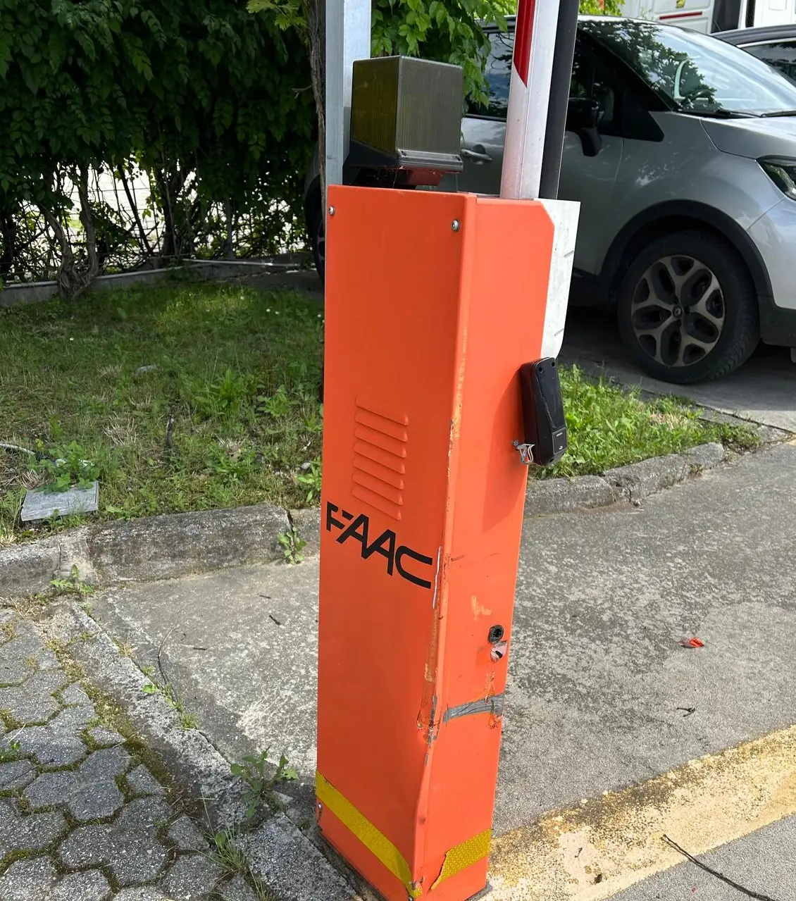 Sbarra automatica FAAC in un parcheggio privato